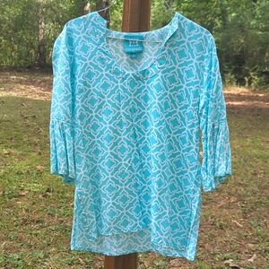 ❤️5/$25  ECU Escapada Blue and White Top Ruffe Arm